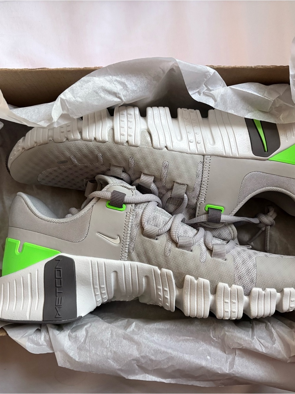 Nike Metcon 5 in Light Gray with Neon Green Highlights size 8.5